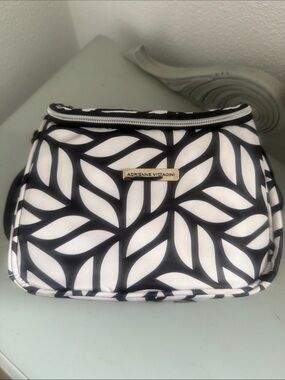 Adrienne Vittadini Black & White Leaf-Print Lunch bag